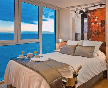 Foto de una de las habitaciones con vistas panorámicas al mar.