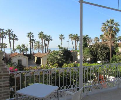 Foto del balcón amueblado con vistas al mar de uno de los apartamentos.