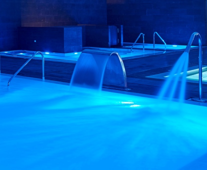 Foto de la piscina de hidroterapia con vistas al exterior.
