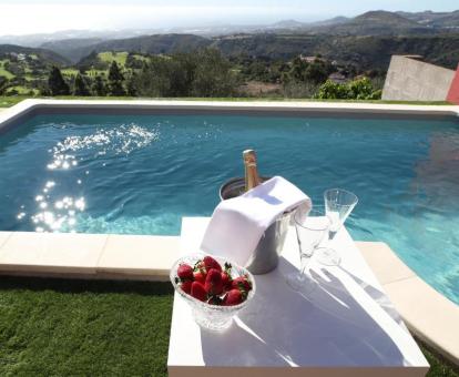 Foto de la piscina al aire libre disponible todo el año con vistas a la naturaleza.