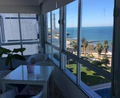Foto del balcón acristalado con vistas al mar del apartamento.