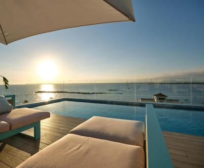 Foto de la piscina al aire libre disponible todo el año de la azotea del hotel.