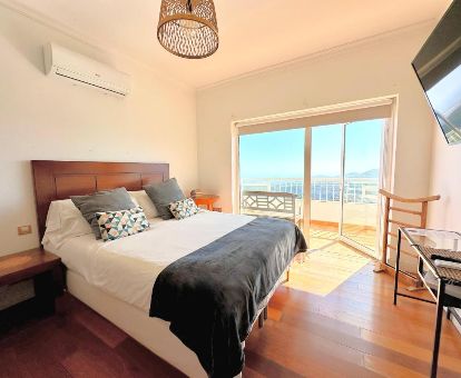 Una de las luminosas habitaciones con terraza solarium y fabulosas vistas de este hotel solo para adultos.