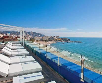 Foto de las instalaciones de este hotel con vistas al mar.