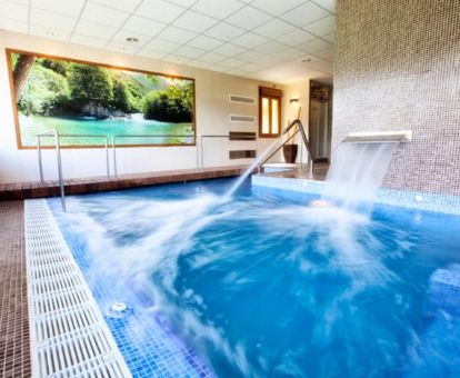 Espacio de bienestar con piscina de hidroterapia de este hotel romántico.