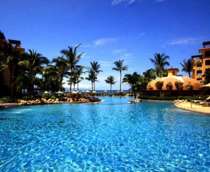 Foto de la preciosa piscina tipo laguna de este hotel todo incluido.