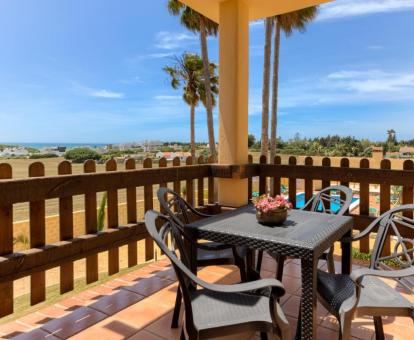 Foto de la terraza con vistas al mar de uno de los apartamentos de este establecimiento.