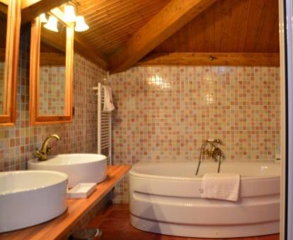 Foto del baño con bañera de hidromasaje de la suite.