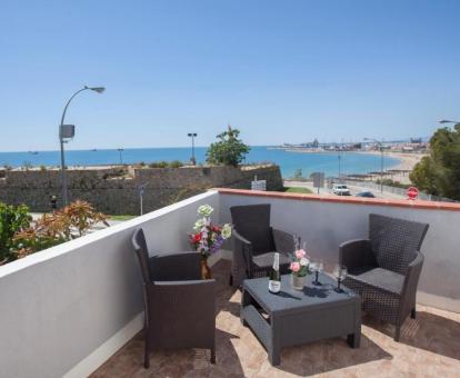 Foto de las instalaciones de este hotel con vistas al mar.