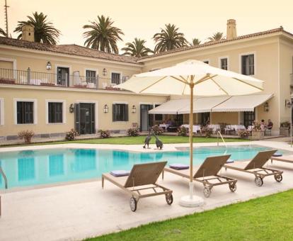 Foto de la piscina al aire libre disponible todo el año del alojamiento.