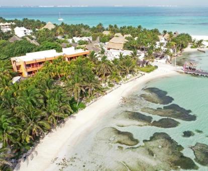 Foto de las instalaciones de este hotel frente al mar.