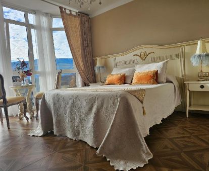 Una de las elegantes habitaciones dobles con vistas a las montañas de este acogedor hotel.