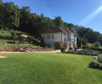 Hermoso hotel solo para adultos con amplios jardines en un entorno natural para descansar.