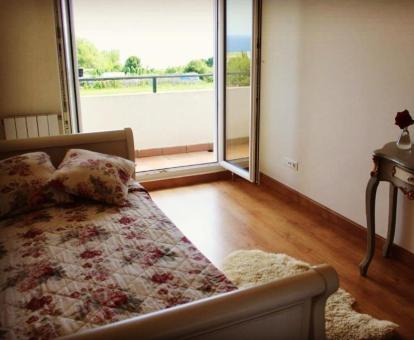 Foto de una de las habitaciones con balcón y vistas al mar.