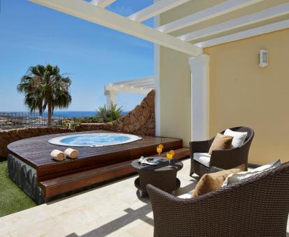 Foto de la terraza con vistas al mar, zona de estar y bañera de hidromasaje exterior de una de las villas.