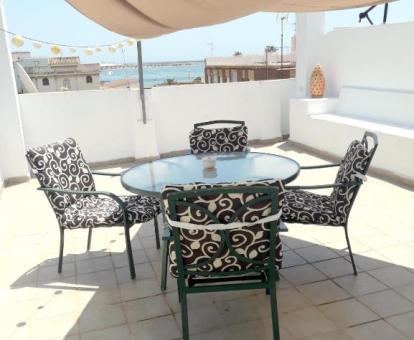Foto de las instalaciones de este hotel con vistas al mar.