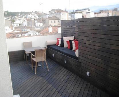 Foto de la terraza de la Habitación Doble Deluxe del hotel con vistas a Sierra Nivada.