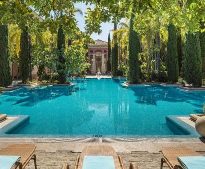 Foto de una de las piscinas al aire libre disponibles todo el año de este hotel de lujo.