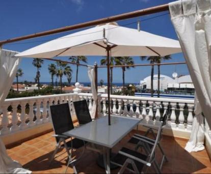 Foto de la terraza amueblada con vistas al mar de esta preciosa villa.