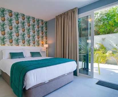 Una de las modernas habitaciones con terraza privada de este hotel solo para adultos.