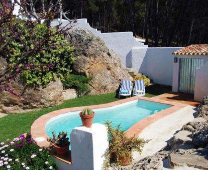 Foto de la zona exterior con piscina de esta coqueta casa independiente.