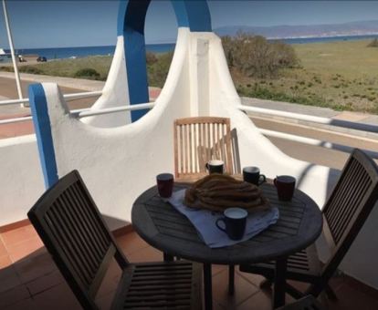 Foto de las instalaciones de este hotel con vistas al mar.