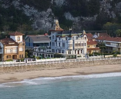 Foto del Hotel Villa Rosario cerca de la playa visto desde lo alto a vista de pájaro.