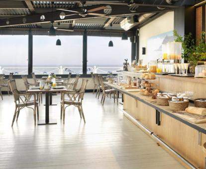 Foto del comedor del hotel con vistas al mar.