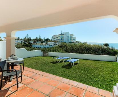 Foto de la terraza privada con zona de jardín y vistas al mar de una de las villas Deluxe de este establecimiento.