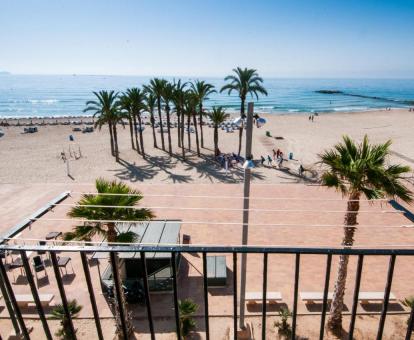 Foto de las instalaciones de este hotel con vistas al mar.