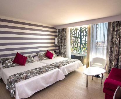 Una de las habitaciones dobles con jacuzzi privado de este hotel romántico.