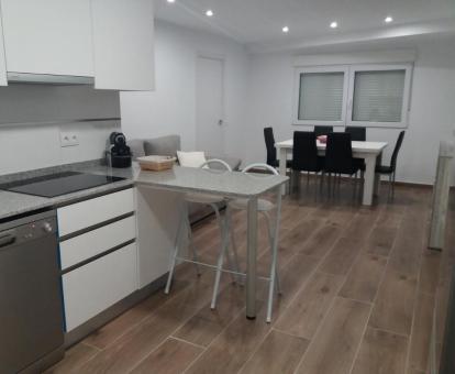 Foto de las instalaciones de este apartamento con vistas al mar.