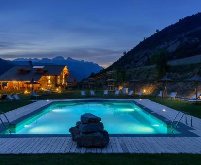 Foto de la piscina al aire libre del hotel con hermosas vistas a la naturaleza.