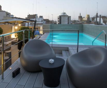 Foto de la terraza en la azotea con piscina y zona de estar.