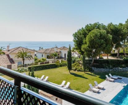 Foto de las vistas al mar y a la piscina de una de las habitaciones del hotel.