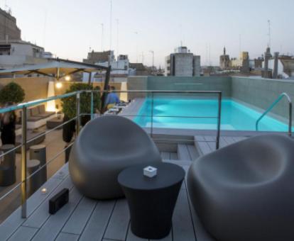 Foto de la piscina al aire libre disponible todo el año del hotel.