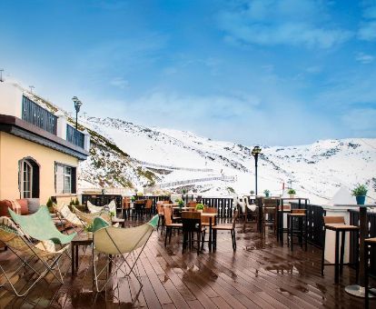 Hermosa terraza con mobiliario y bonitas vistas al paisaje nevado que rodea este fabuloso hotel.