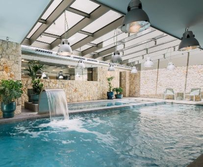 Coqueta piscina con chorros de hidroterapia del spa de este romántico hotel.