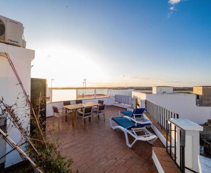 Foto de la terraza comunitaria con vistas al mar de este establecimiento.