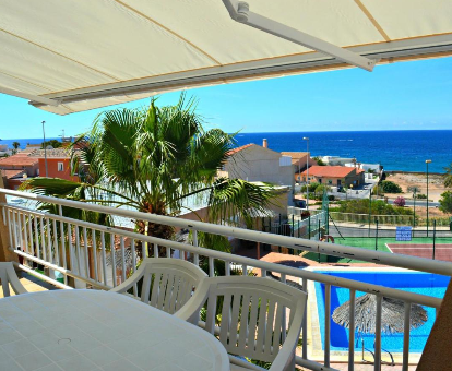 Foto de las vistas a la piscina y el mar desde la terraza del apartamento