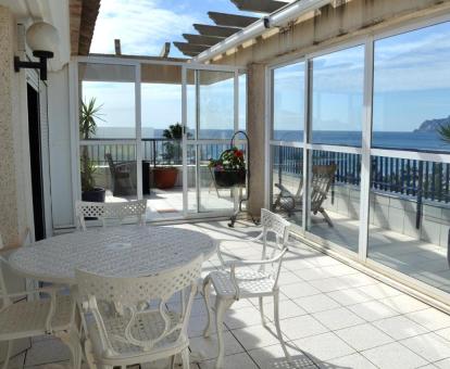 Foto de las instalaciones de este hotel con vistas al mar.