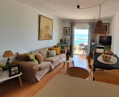 Foto de las instalaciones de este hotel con vistas al mar.