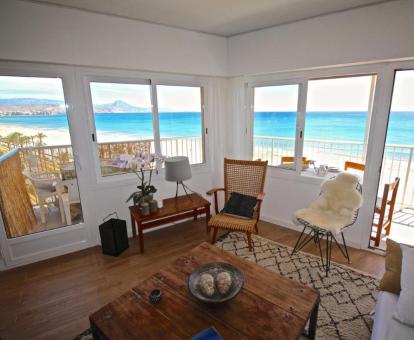 Foto de las instalaciones de este apartamento con vistas al mar.