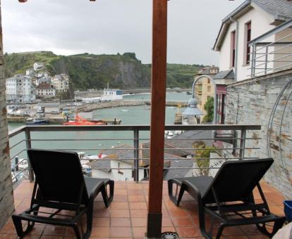 Foto de la terraza amueblada con vistas al mar de uno de los apartamentos.