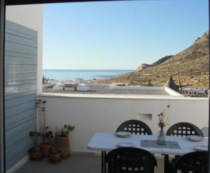 Foto de las instalaciones de este hotel con vistas al mar.