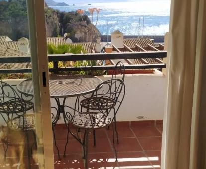 Foto de las instalaciones de este hotel con vistas al mar.