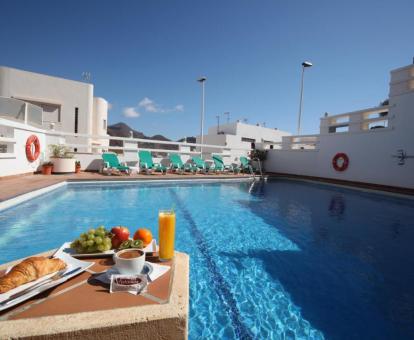 Foto de la piscina al aire libre disponible todo el año de este aparthotel.