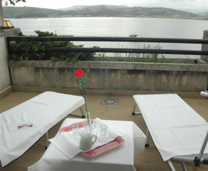 Foto de la terraza solarium con vistas al mar del apartamento.