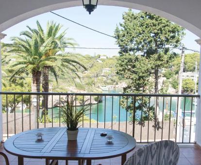 Foto de la terraza amueblada con espectaculares vistas al mar de este apartamento.