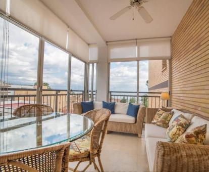 Foto de las instalaciones de este hotel con vistas al mar.